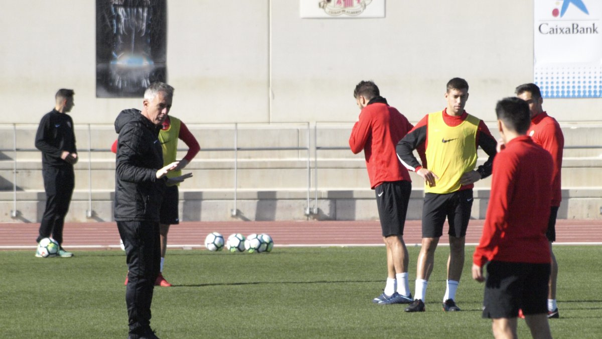 Lucas Alcaraz hablando con la plantilla.
