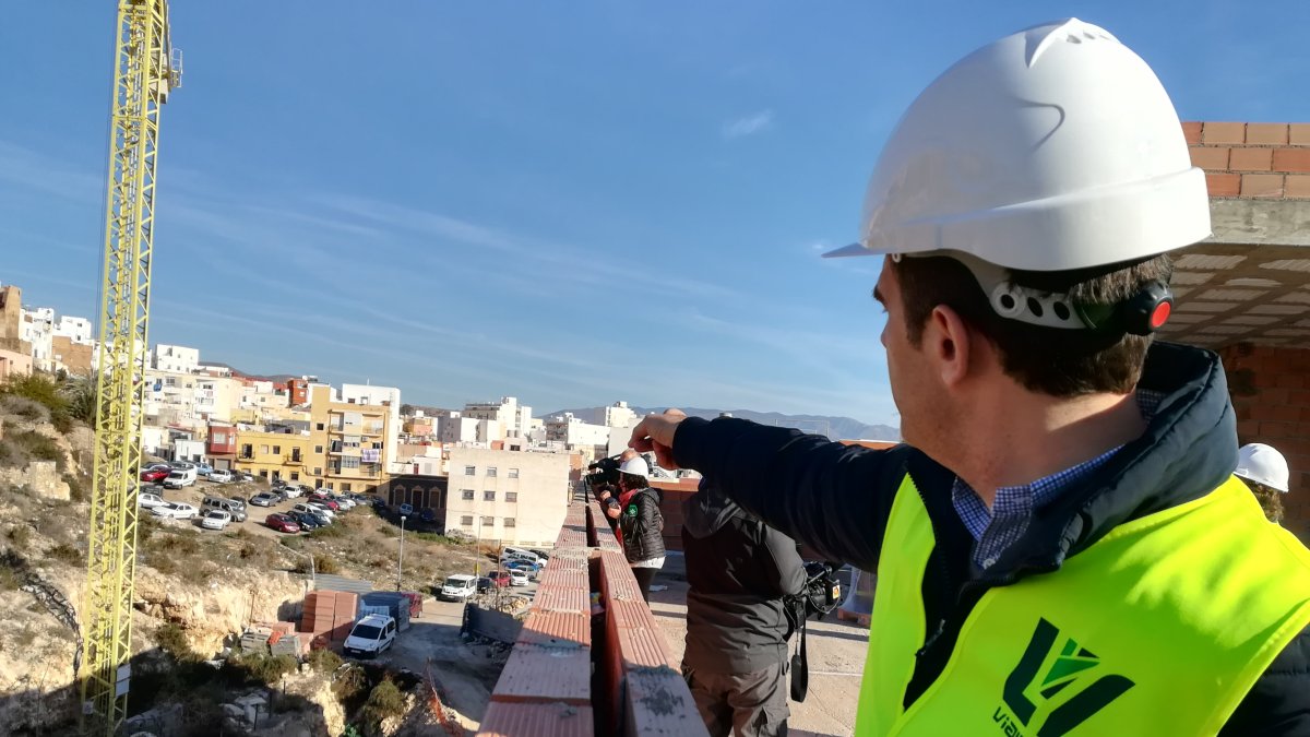 Miguel Ángel Castellón señalando la zona por la pasará el vial