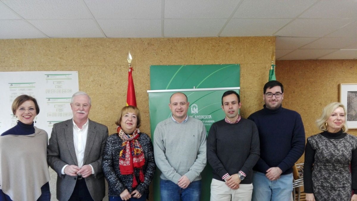 El delegado con representantes de los municipios.