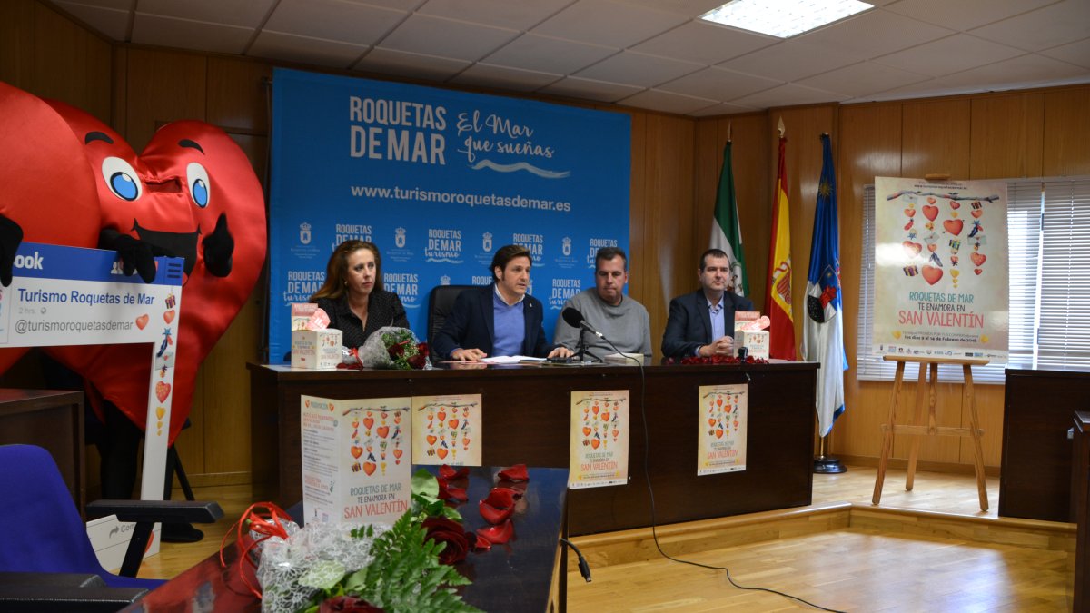 Carmona, junto a los representantes de las asociaciones de comerciantes.