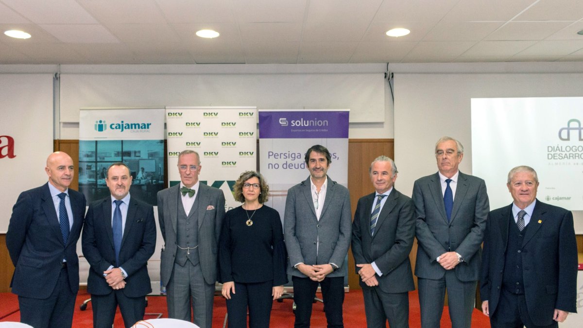 Organizadores del foro económico, patrocinadores, representantes empresariales y ponentes, ayer en la Cámara.