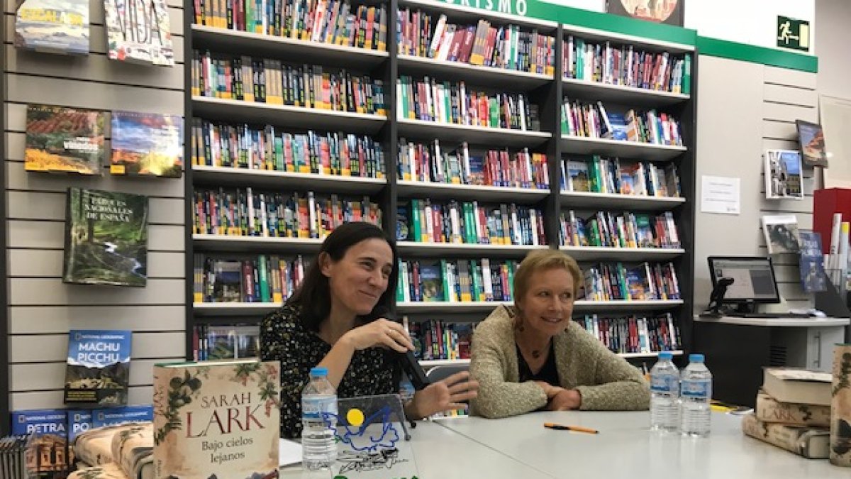 Sarah Lark (d) junto a Aránzazu Sumalla (editora de Ediciones B), el jueves pasado en Librería Picasso Reyes Católicos durante la presentación de Ba