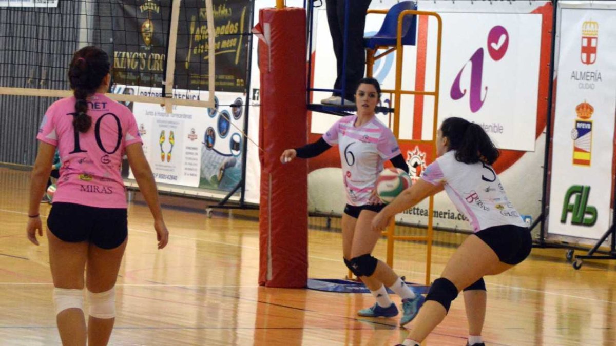 Las jugadoras almerienses en acción.