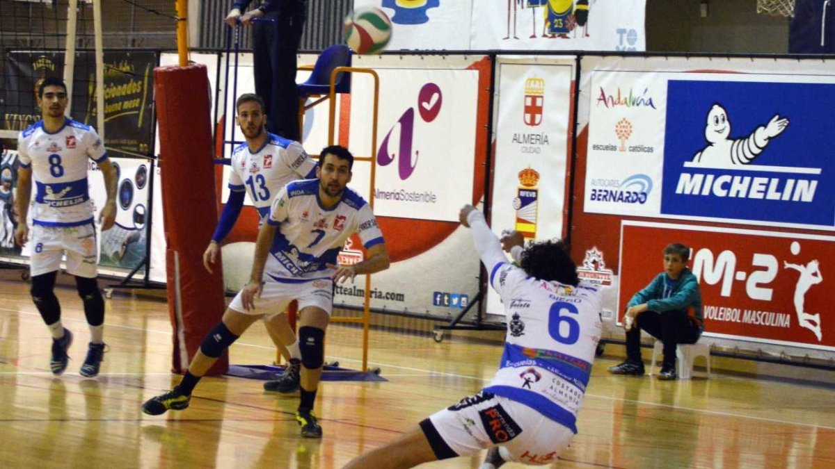 Defendiendo al límite cada balón.
