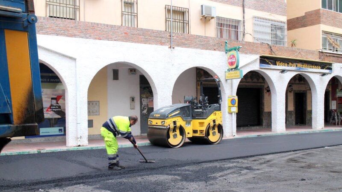 Asfaltado  en la calle Sagunto.