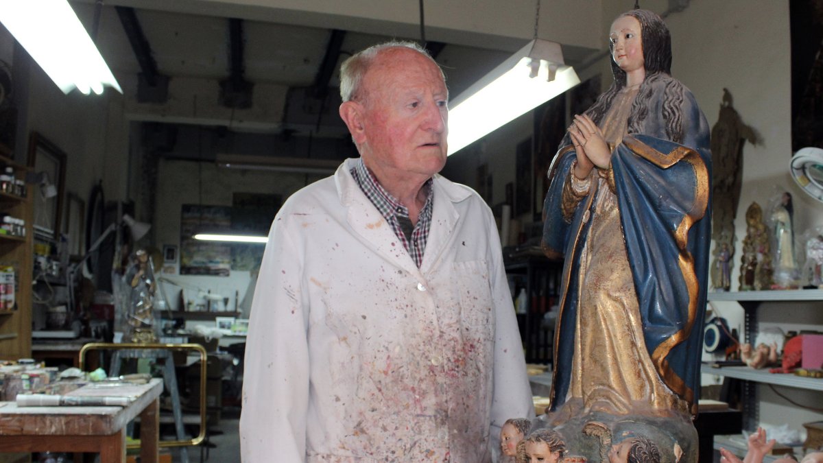 Javier Arcos en su estudio de la calle Lope de Vega donde restaura una imagen de la Inmaculada del siglo XIX.