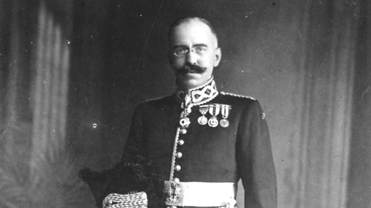 Carlos Pérez Burillo, con el uniforme de Jefe de Superior de la Administración Civil, que fue costeado a través de una suscripción popular que él fue