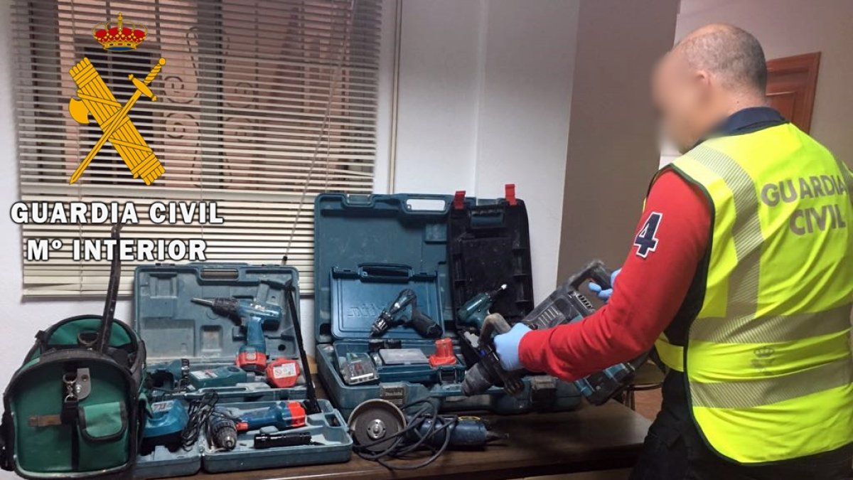 Herramientas recuperadas por la Guardia Civil.