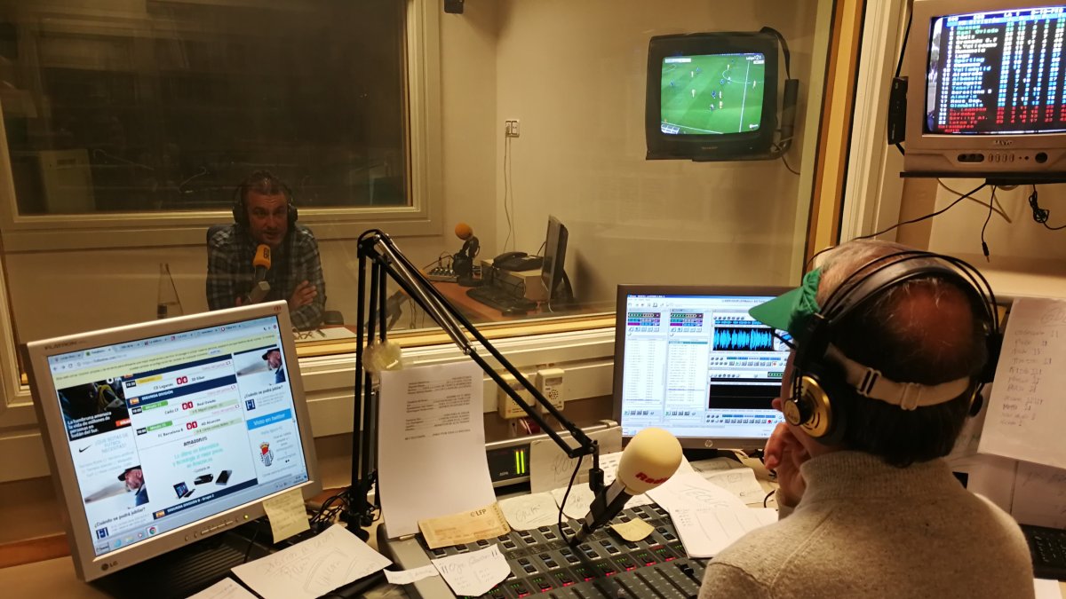 Isra Polo comentando el partido en el Carrusel Deportivo.