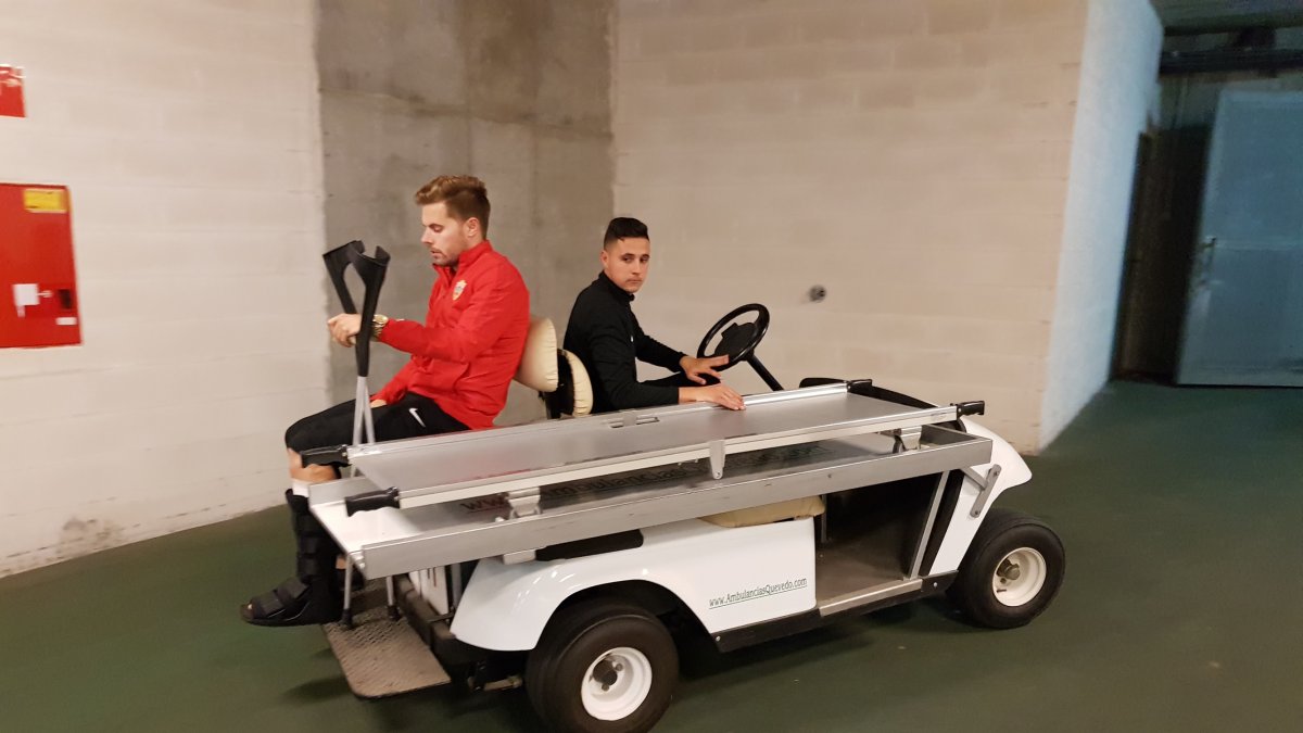 Mandi abandonando el Estadio en el coche-camilla.