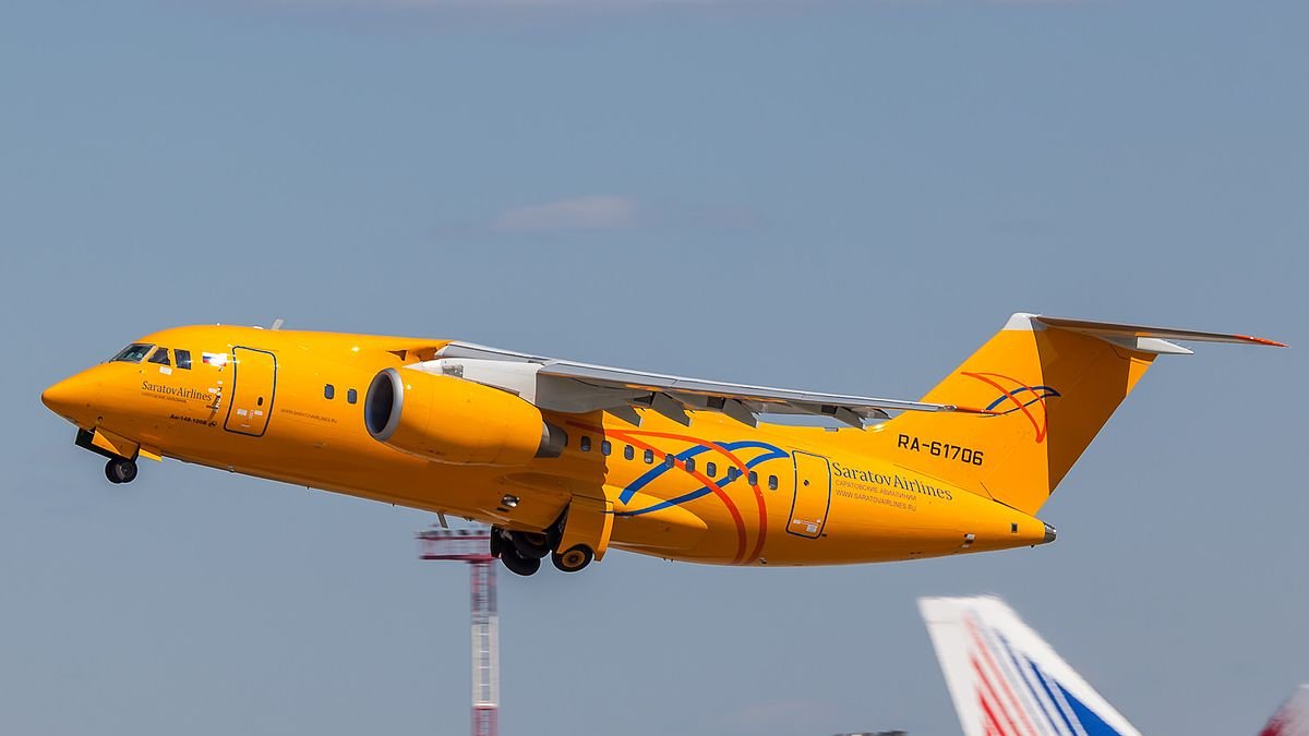 El avión siniestrado pertenecía a la compañía Saratov Airlines.