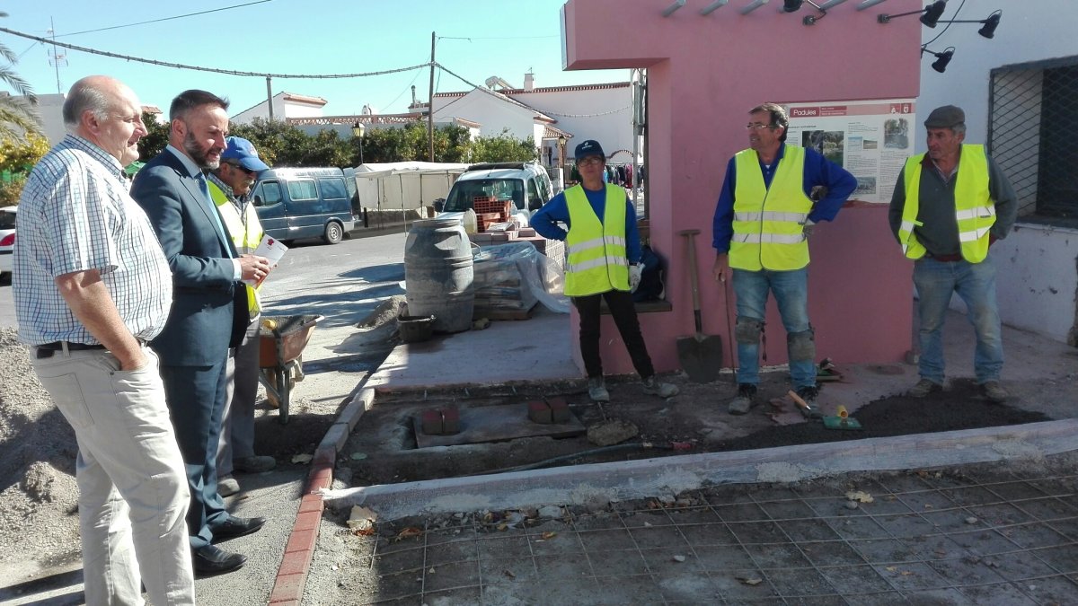Trabajadores adscritos al Plan de Fomento de Empleo Agrario (PFEA) trabajando en el arreglo de una calle en el municipio de Padules.