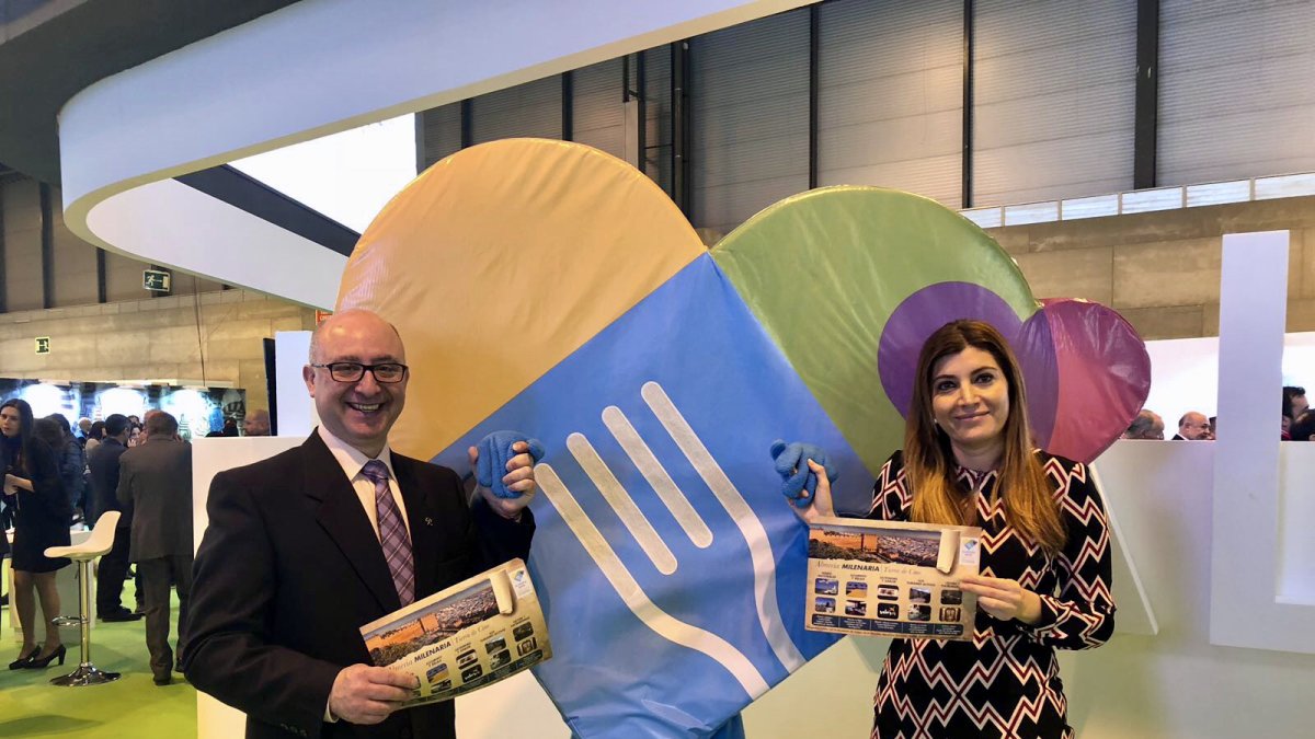 El presidente de Ashal, Diego García, junto a la concejala de Promoción de la Ciudad, Carlona Lafita en FITUR.