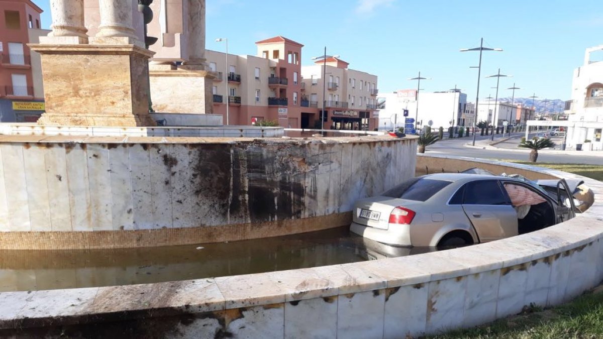 Vehículo dentro de la fuente de entrada a Vera.