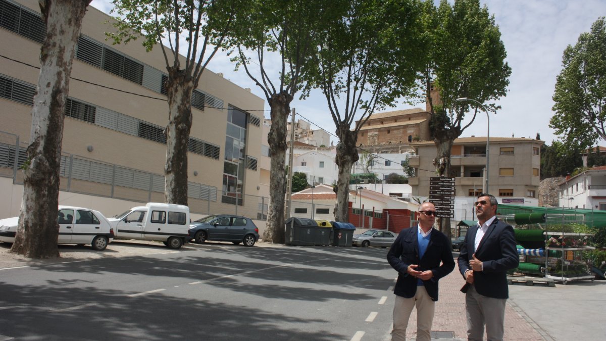 El alcalde (derecha) estudiando con el anterior delegado de Fomento el proyecto en la avenida Lepanto.