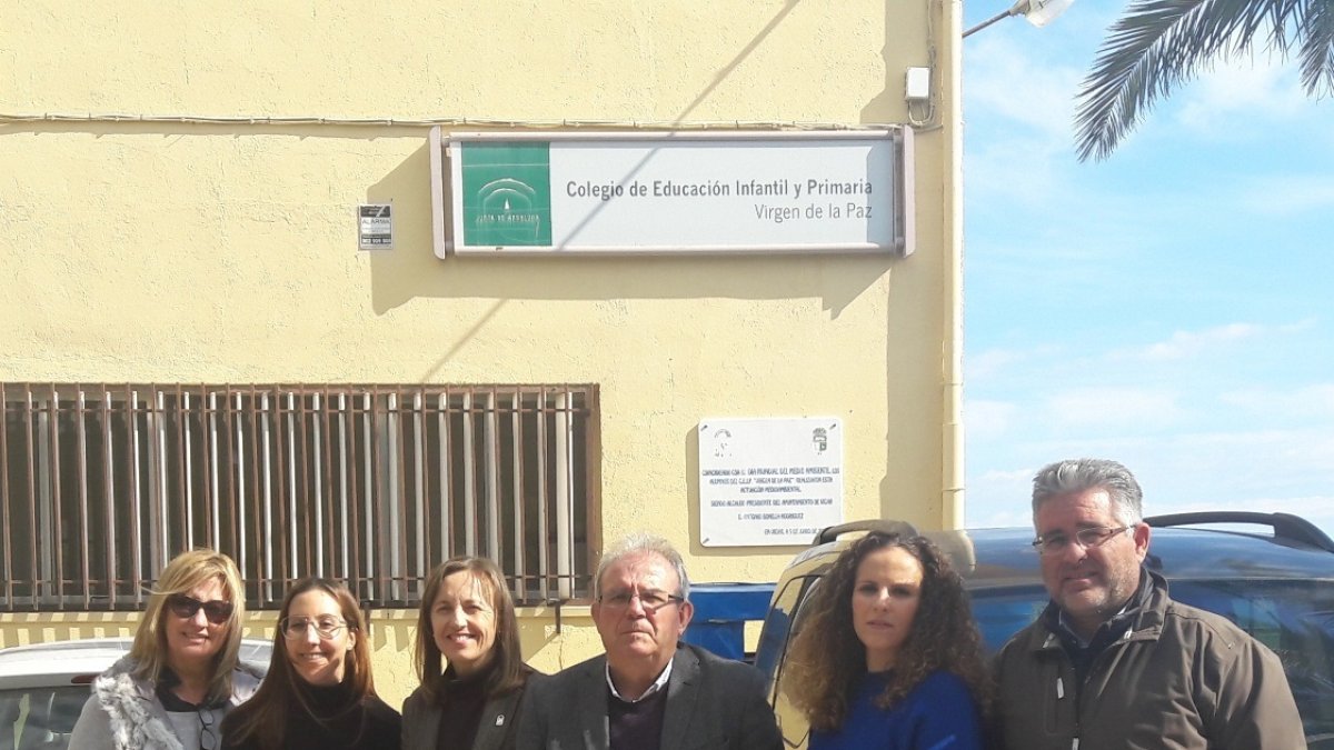 Delegada de Educación visitando el colegio en Vícar.