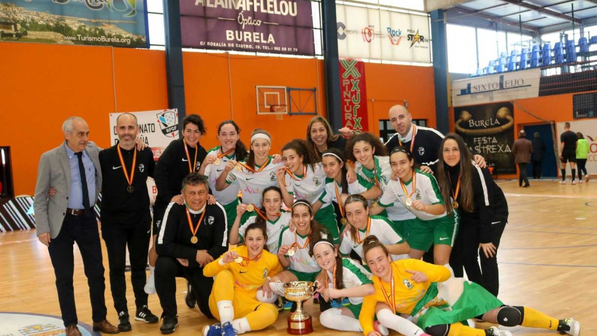 Las campeonas de España posan con la Copa.