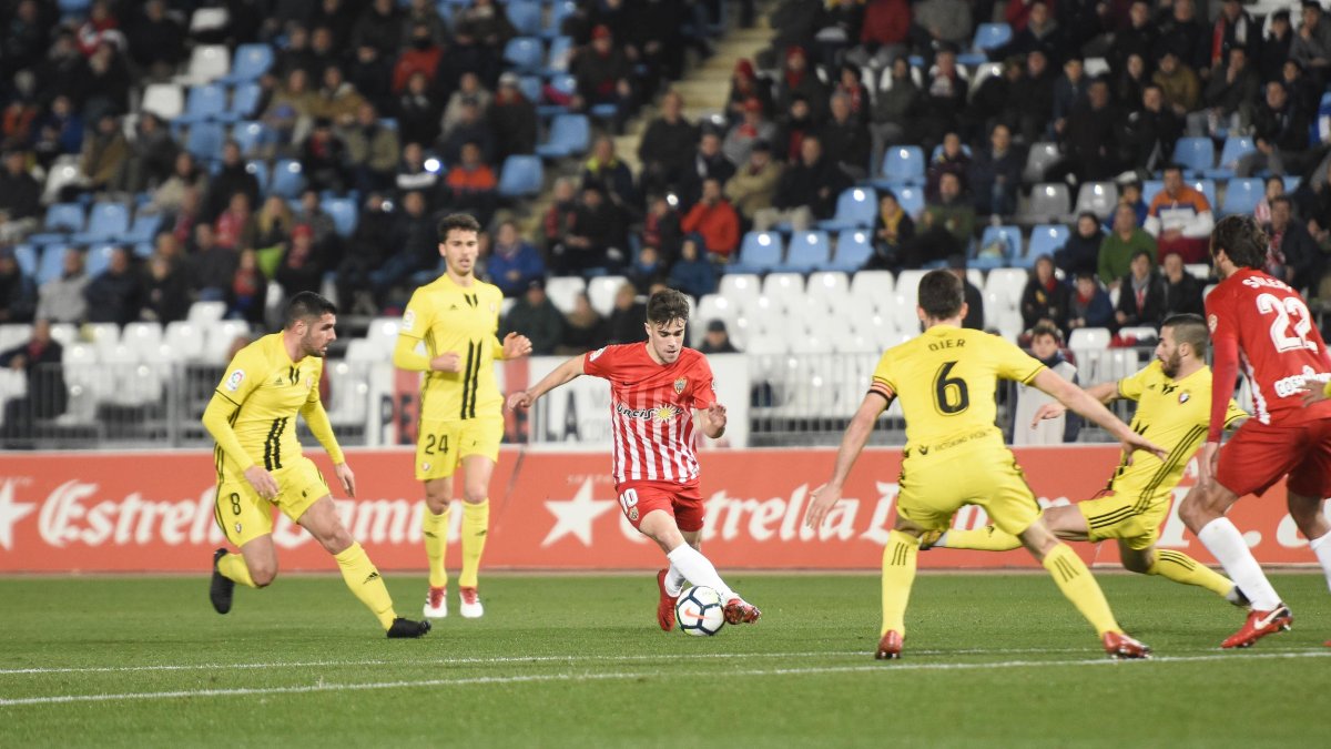 Pozo con la pelota rodeado de amarillos de Osasuna.