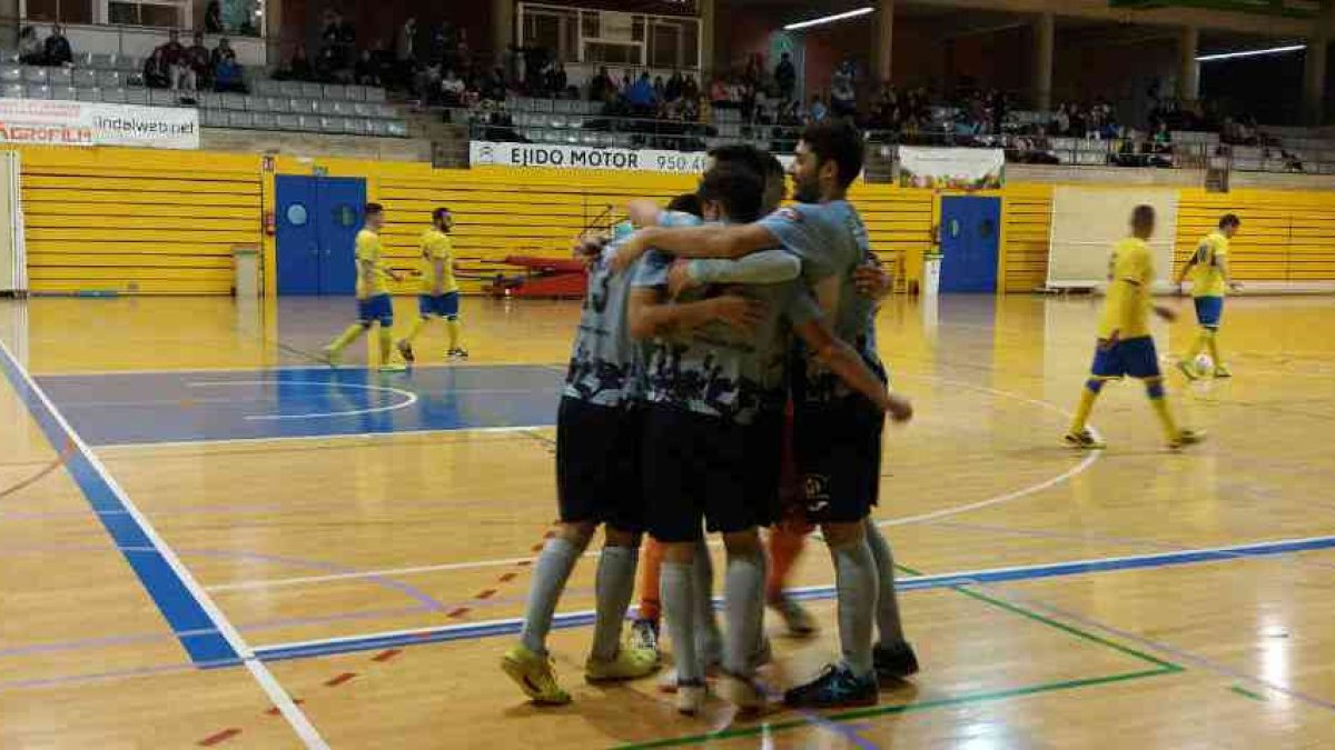 Los jugadores celestes celebrando un gol.