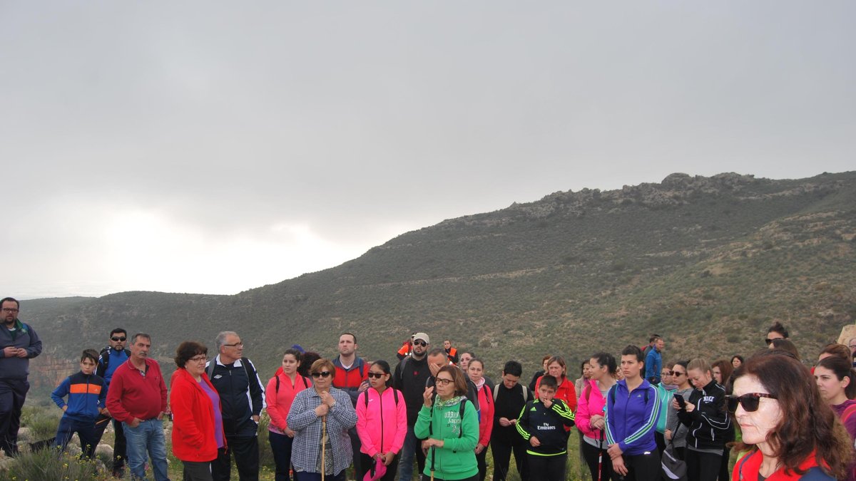 Senderistas junto al Pantano de Isabel II, en Níjar.