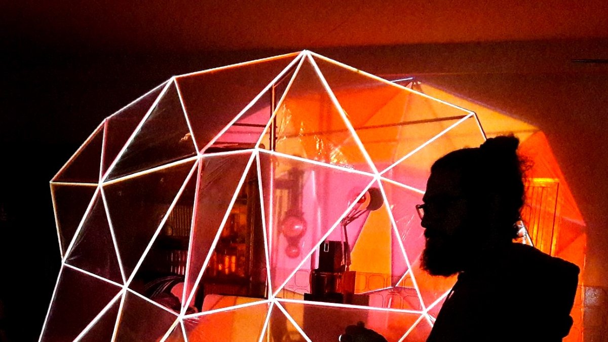 Gonzalo Moyano, junto a la estructura creada para la obra El idealista.