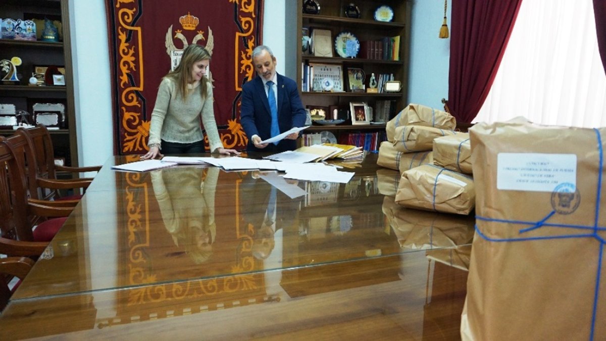 La concejal de Cultura y el alcalde de Vera supervisan los sobres con las obras.