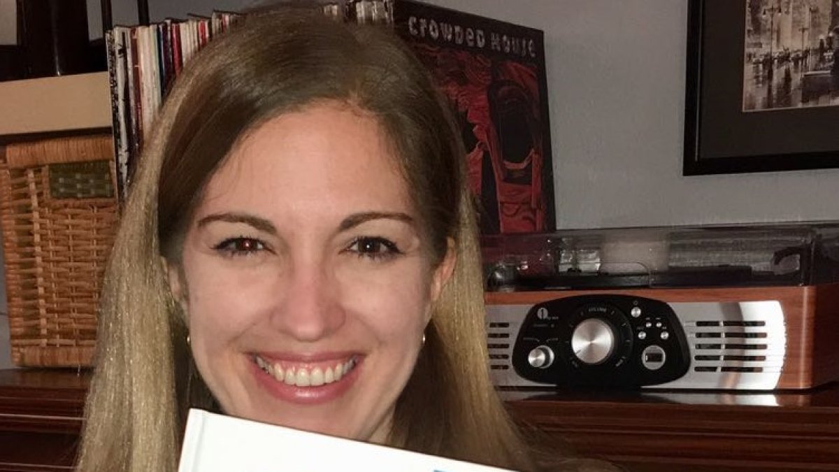 La editora Gema Sirvent con el título distinguido.