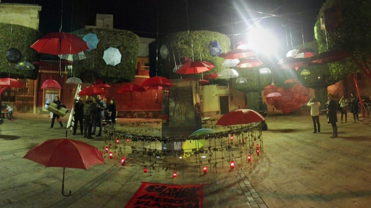 Aspecto de la plaza tras la instalación, anoche. (Foto: Pedro J. Lozano)