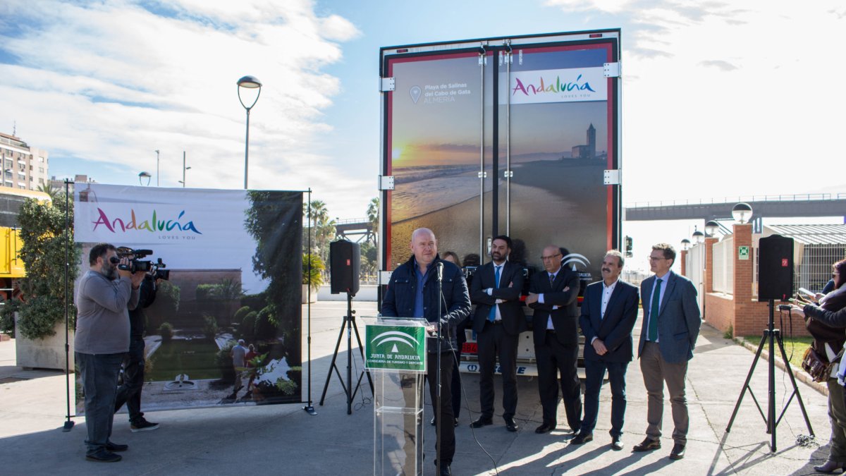 Presentación de los camiones-anuncio con la imagen de Almería