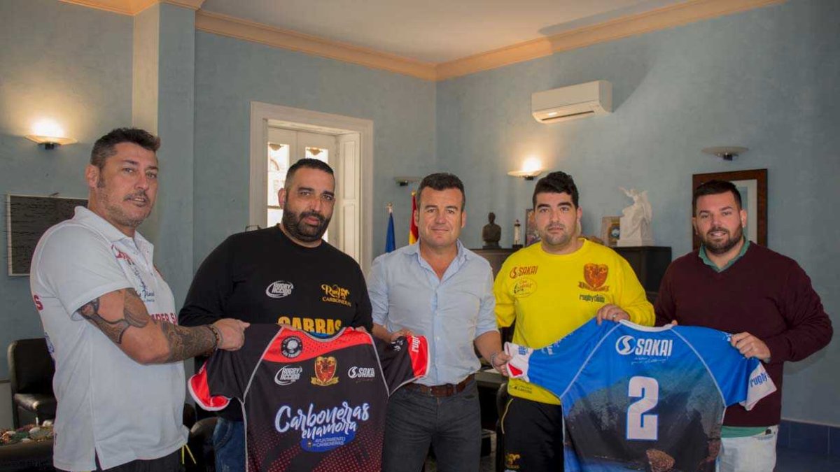 El alcalde de carboneras con la familia del rugby.