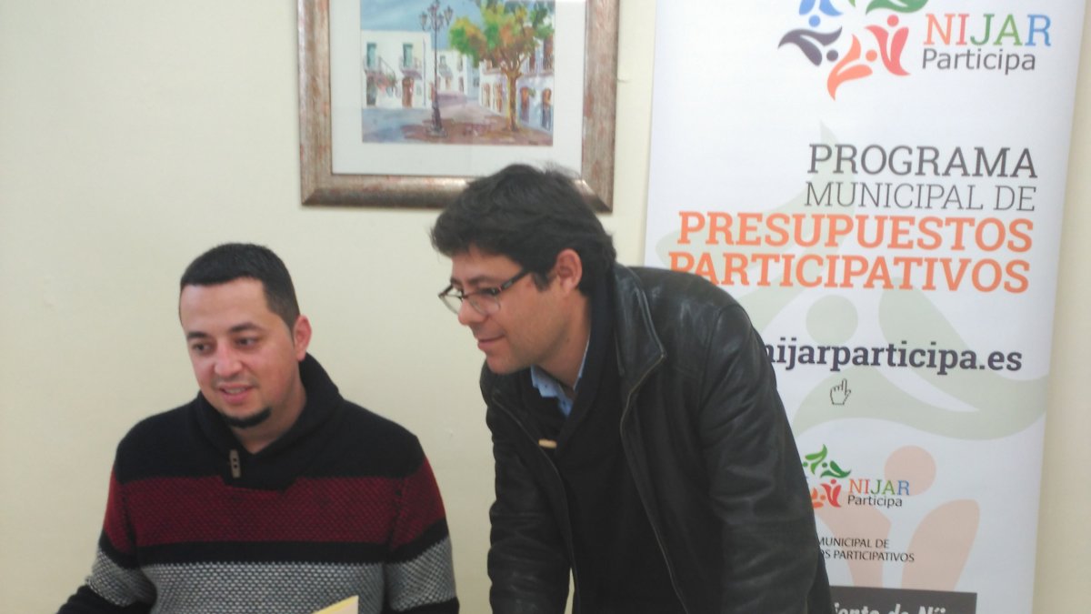 Alexis Pineda, (de pie), junto a Manuel Álvarez, de la Oficina de Transparencia.