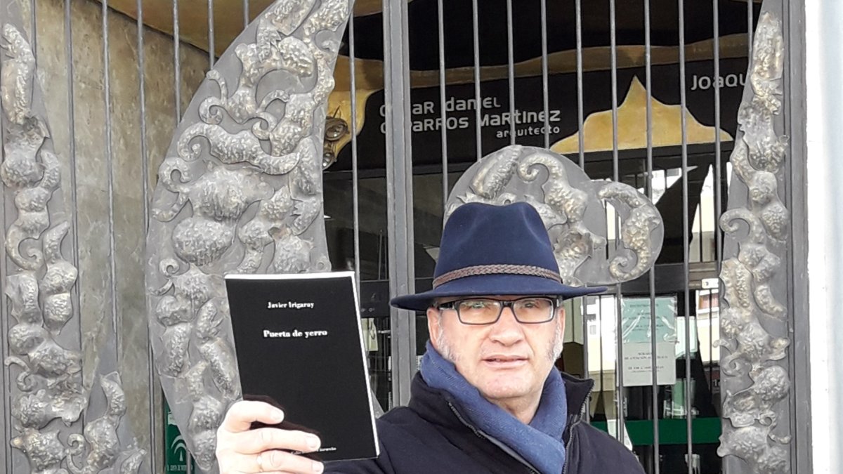 Javier Irigaray en la puerta de hierro de los juzgados de Vera.