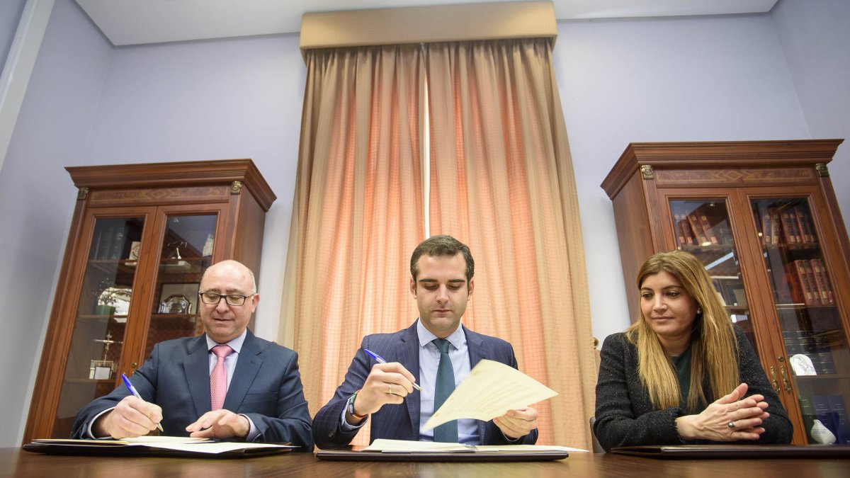 Momento de la firma entre Diego García y Ramón Fernández-Pacheco