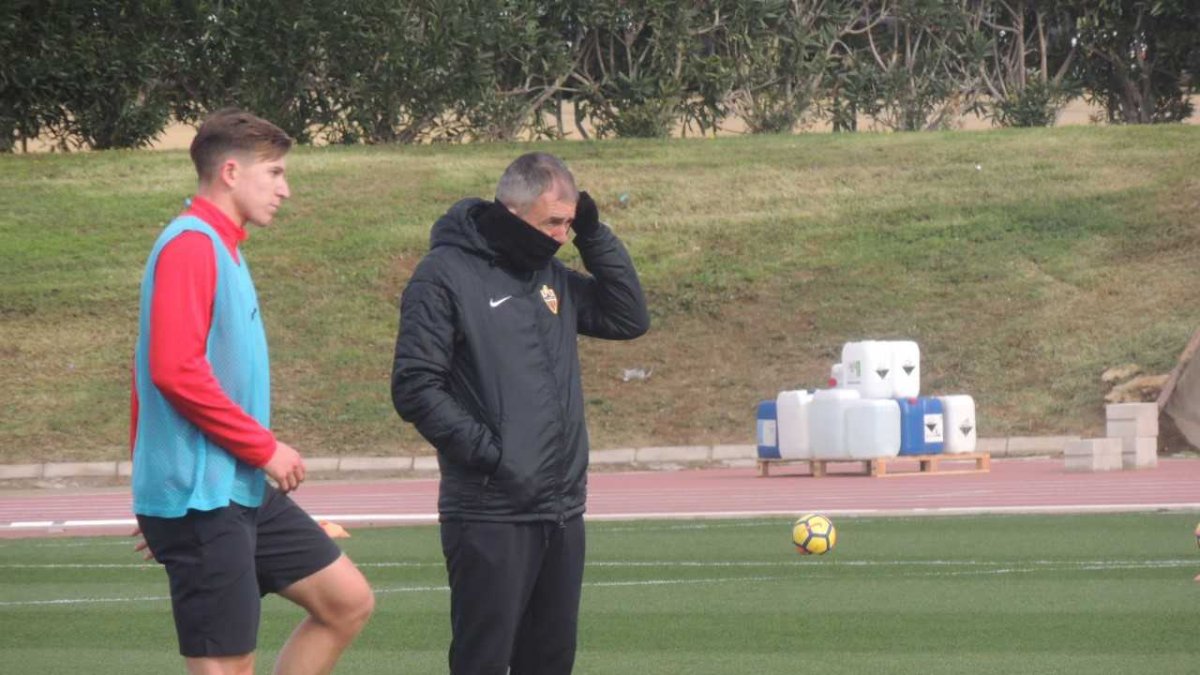 Lucas Alcaraz le da vueltas a la cabeza buscando soluciones para este Almería.