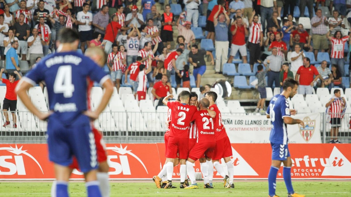 Tino Costa ganó al Lorca con un gol de falta y era abrazado por sus compañeros.