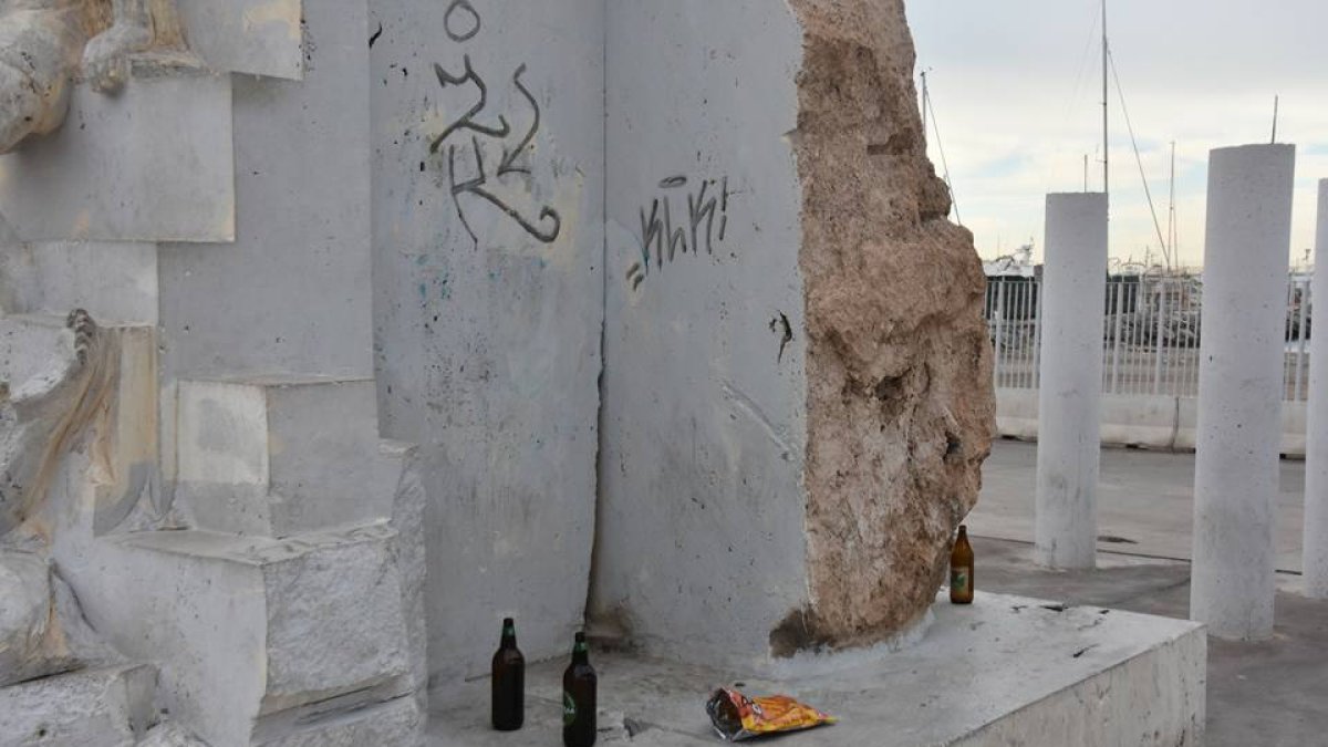 Imagen tomada por Izquierda Unida de las pintadas aparecidas en el monumento de Mauthausen.