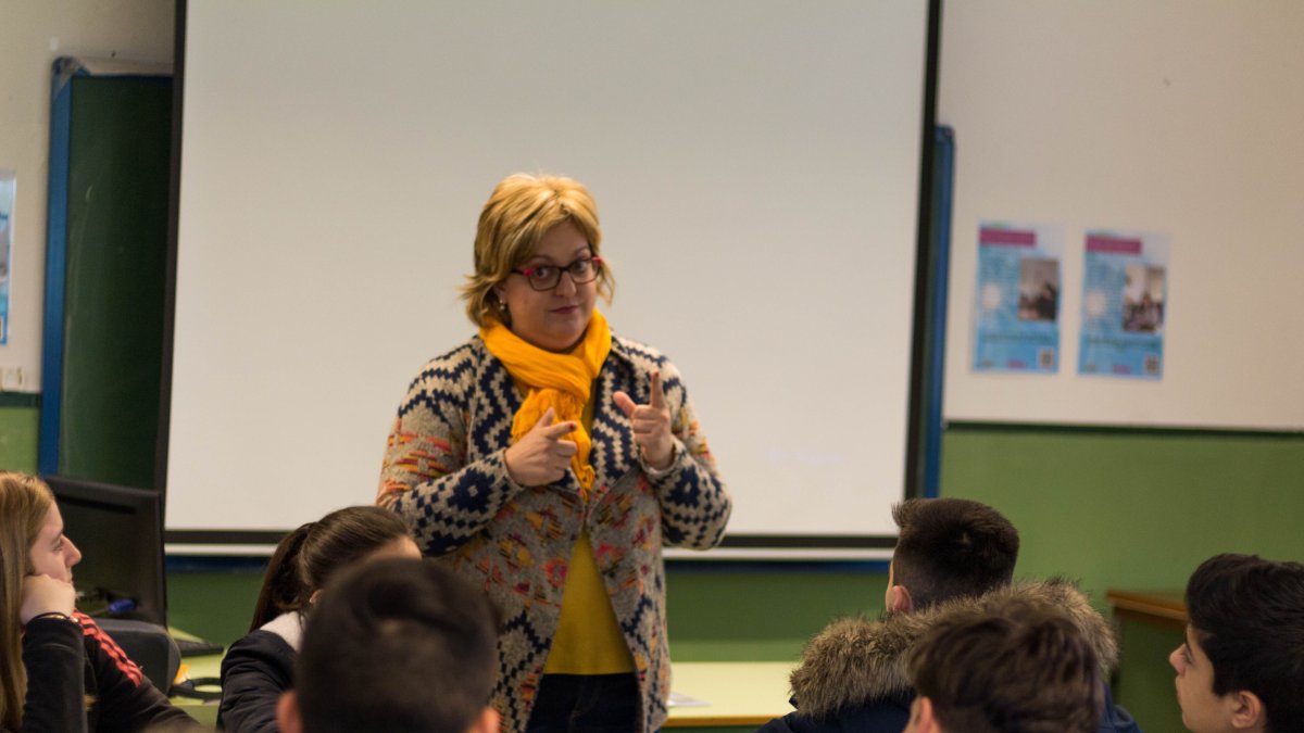 Paqui Serrano, directora del IAM, hoy, explicando la campaña a una clase de estudiantes de Bachillerato.