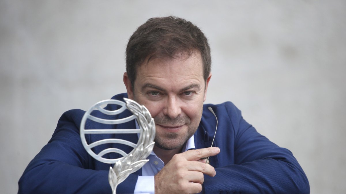 Javier Sierra posa con el Premio Planeta obtenido por El fuego invisible. (Foto: Arduino Vannucchi)