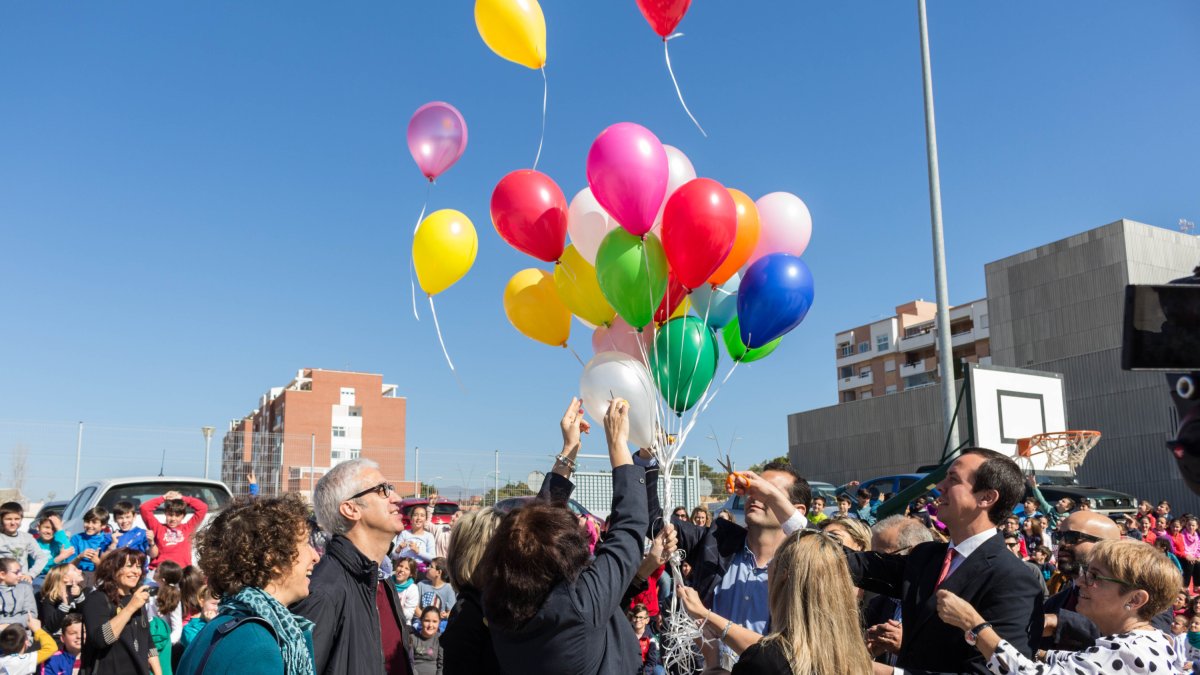 Suelta de globos en el colegio Ginés Morata esta mañana.