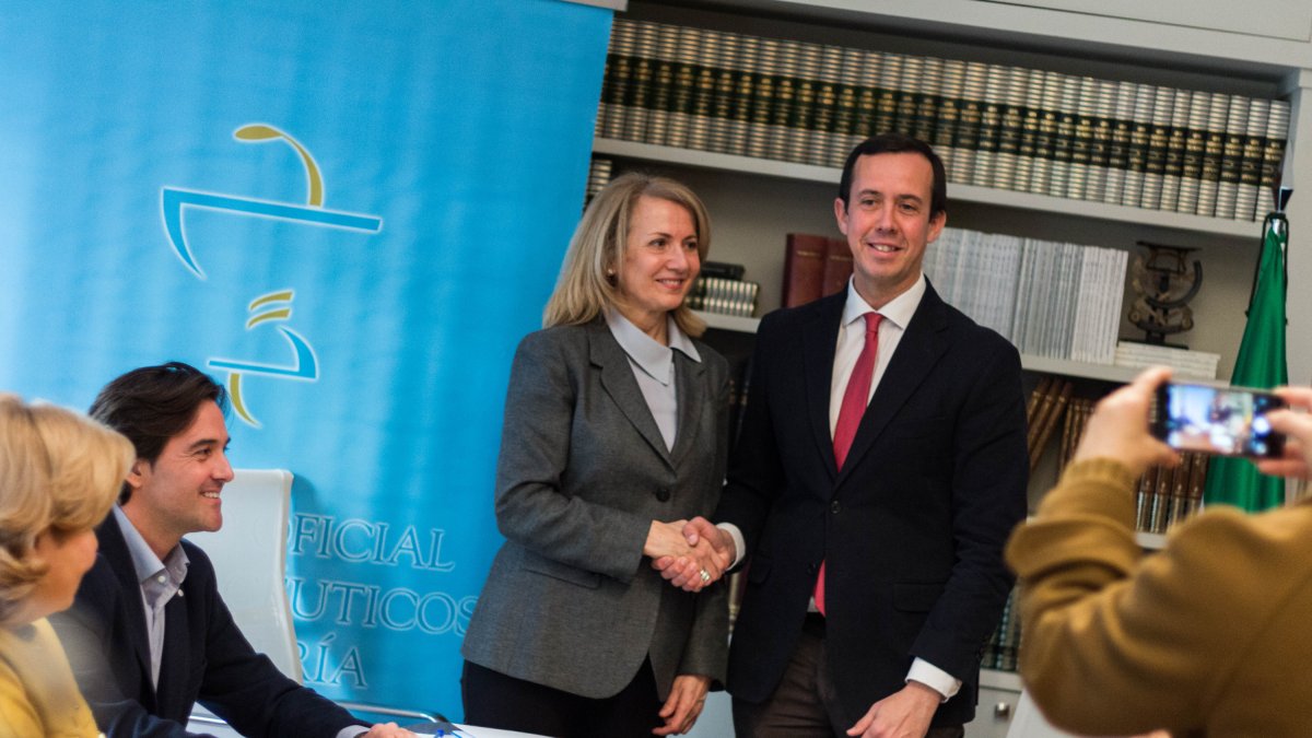 La presidenta del Colegio Oficial, Pepita Ortega, con el delegado de Salud, José María Martín, esta mañana.