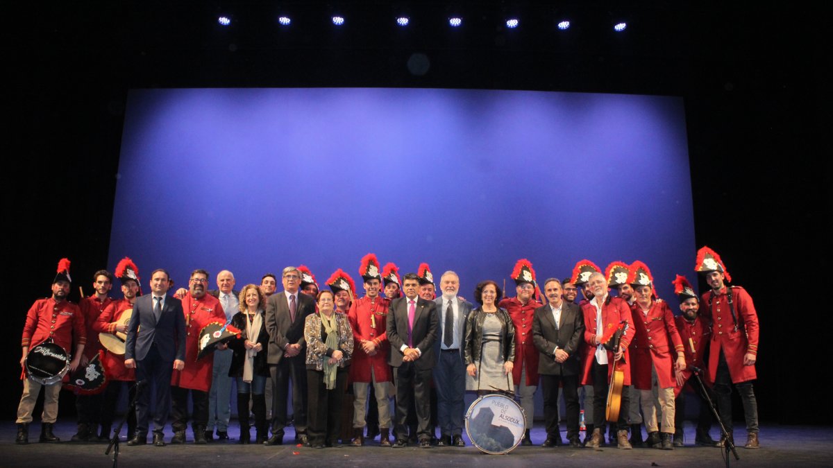 La comparsa de Yunque y Copla con Gabriel Lima, director, con la delegada de Gobierno, Gracia Fernández; el delegado Alfredo Valdivia, con el preside