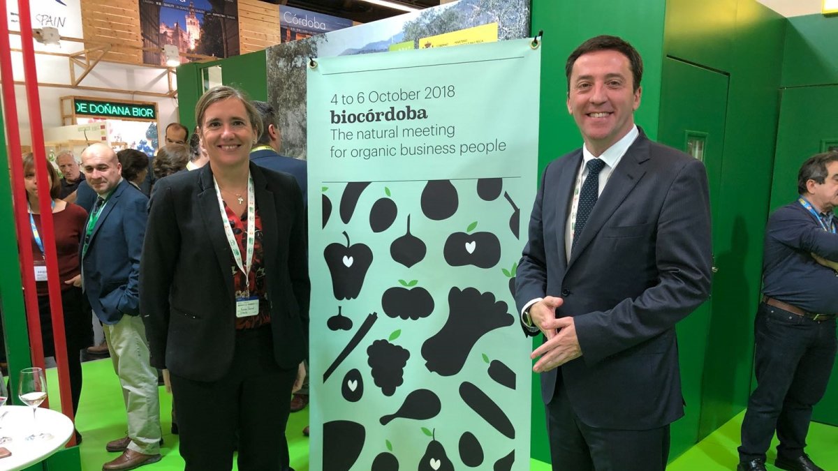 Vanessa Bernad, consejera delegada de Extenda, y Rodrigo Domínguez, viceconsejero de Agricultura, en la presentación de BIOCórdoba en Biofach.