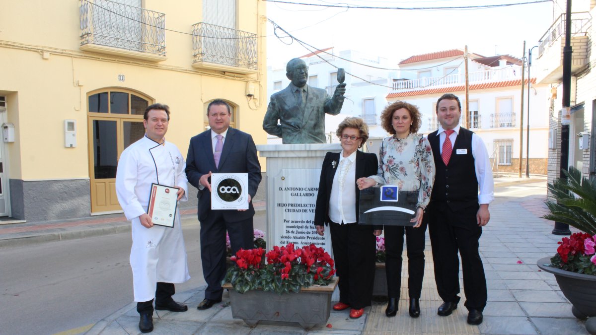 Familia Carmona con los certificados ISO 9001 y Q de Calidad.