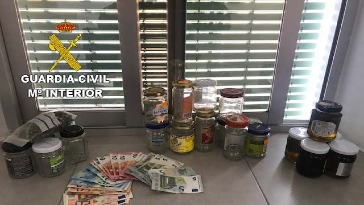 Tarros de vidrio con marihuana decomisados por la Guardia Civil.