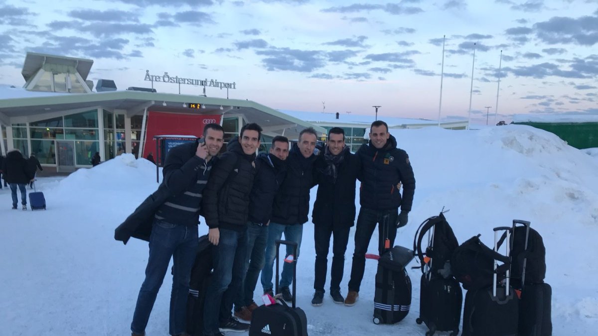 Borbalán con sus compañeros en el aeropuerto de la ciudad sueca.