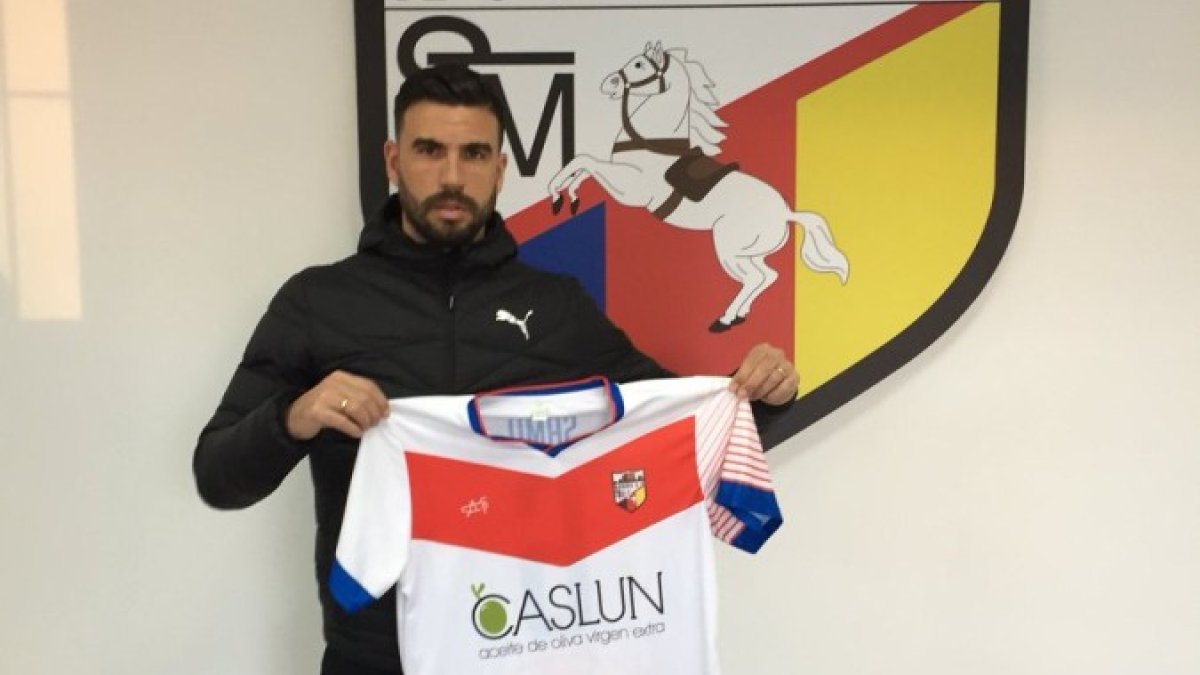 Domingo Cisma, después de firmar.