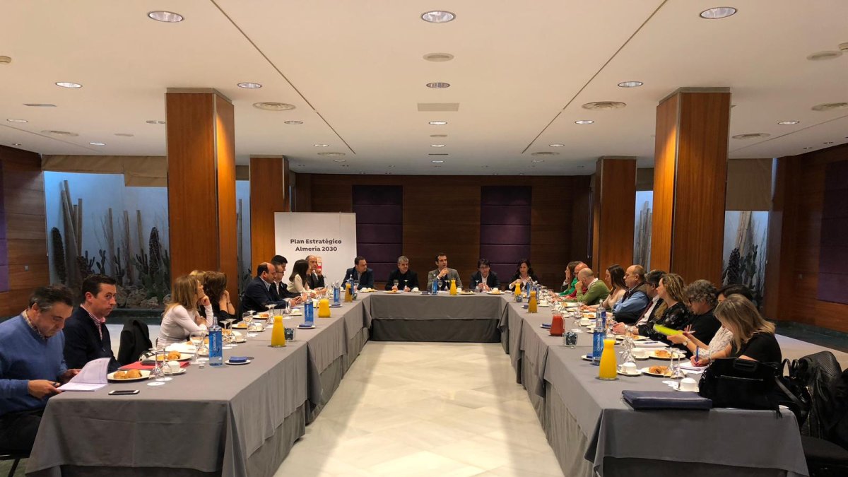 Mesa de trabajo del equipo del Plan Estratégico y medios de comunicación