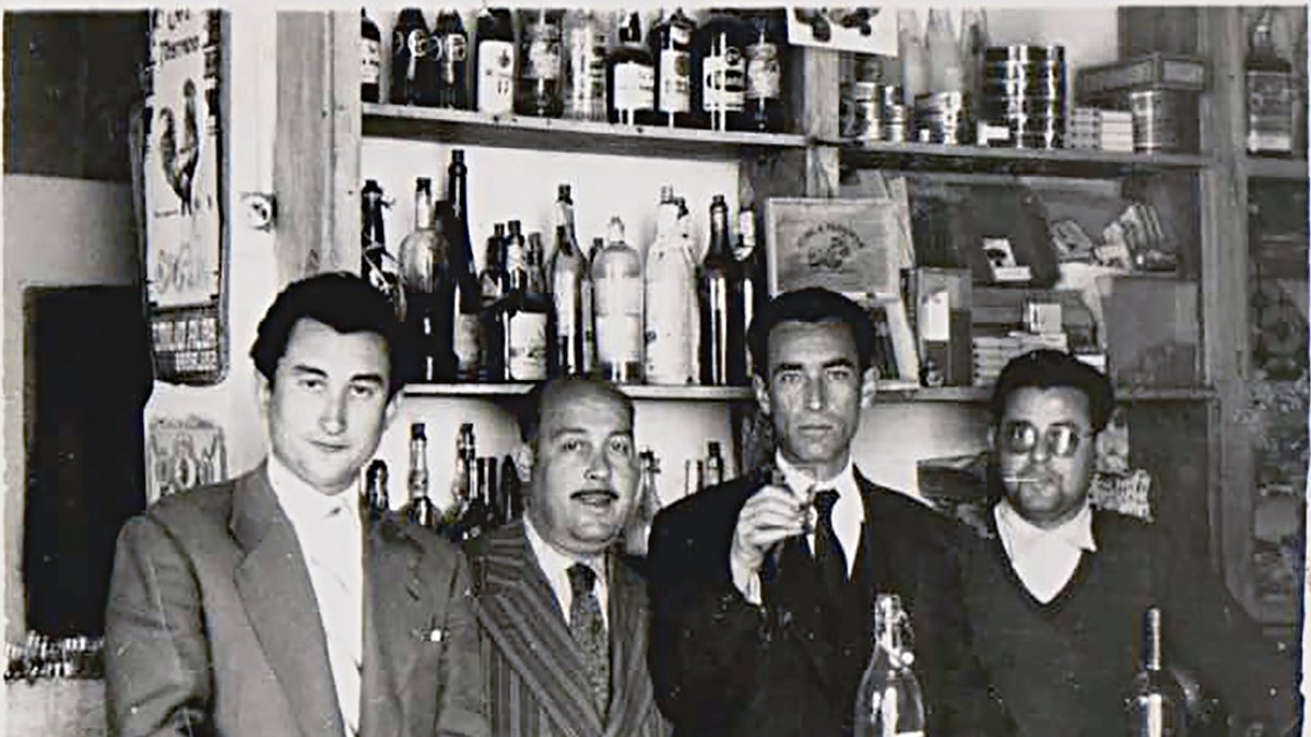 Bartolomé  García, Pedro Amador, Frasquito Segura y José Ramón Sogorb el Alicantino, en la barra del bar,  convidándose un día cualquier de los años