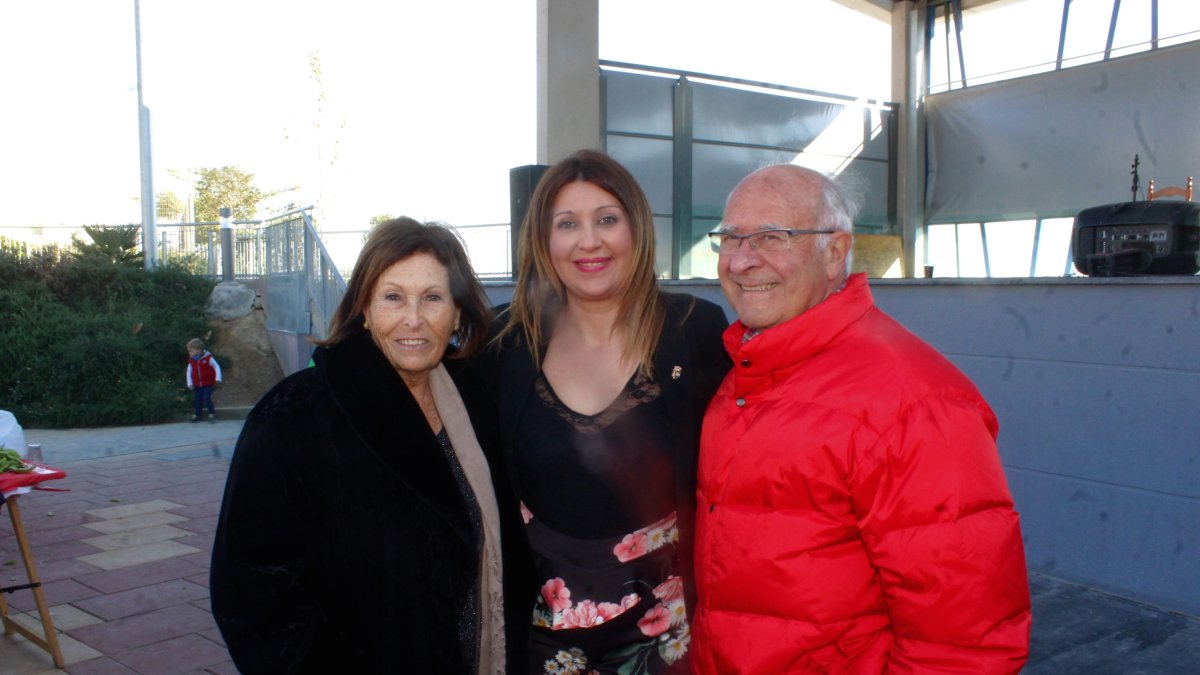 Los padres del prestigioso tenista español Álex Corretja, Luis y Luisa, con la alcaldesa de Benahadux, Mª Carmen Soriano.