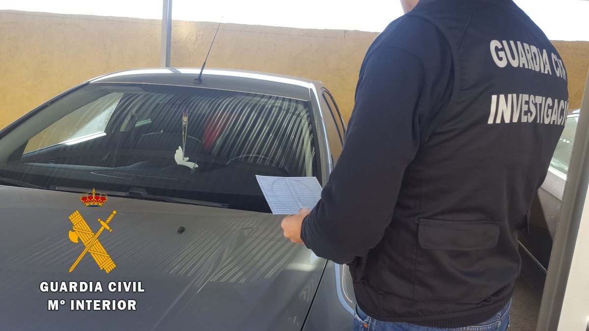 Agente junto a uno de los vehículos de la trama.